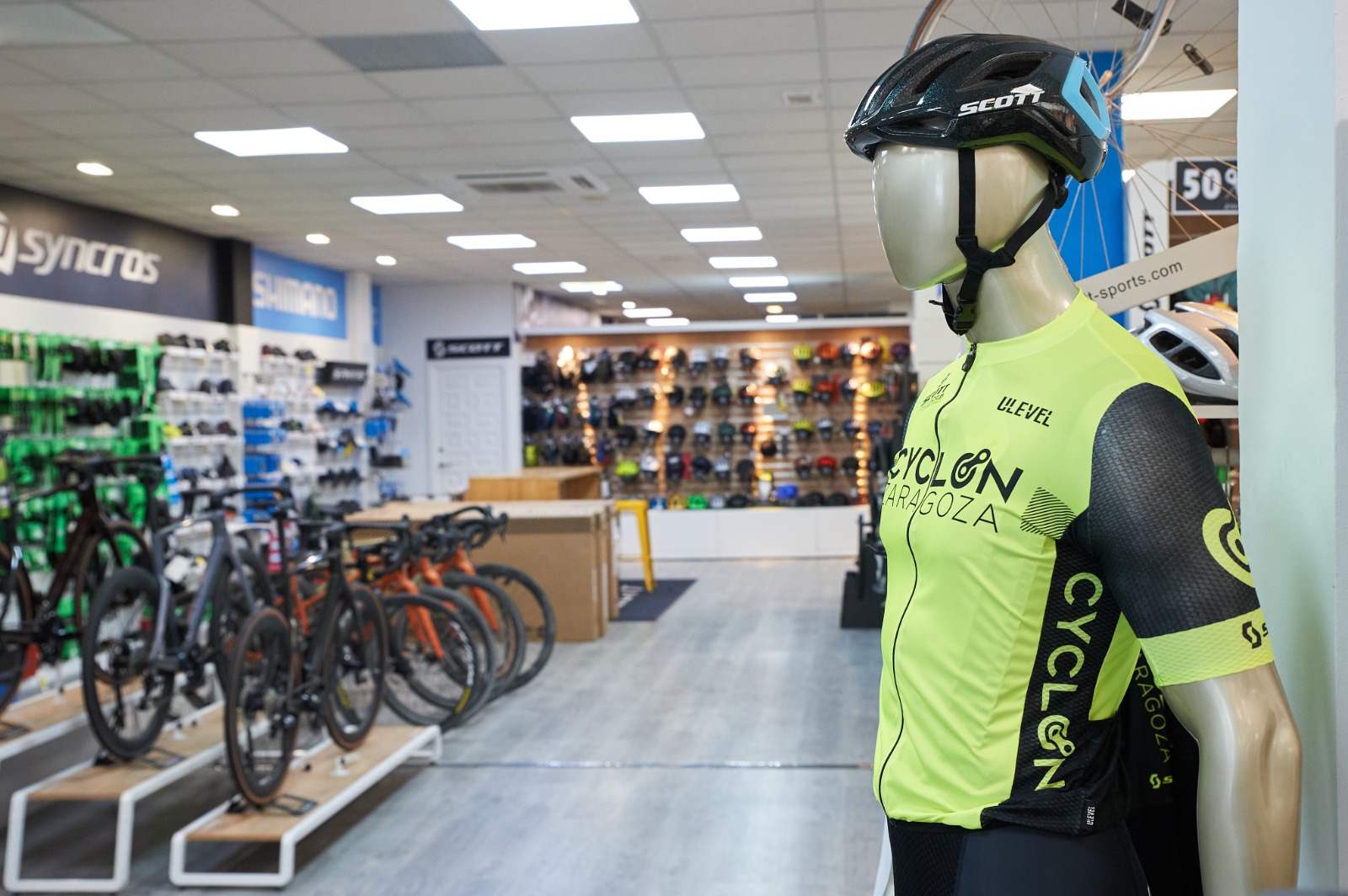 Interior de la tienda CYCLON