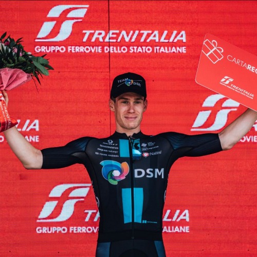 ¡Alberto Dainese gana el Giro al sprint!